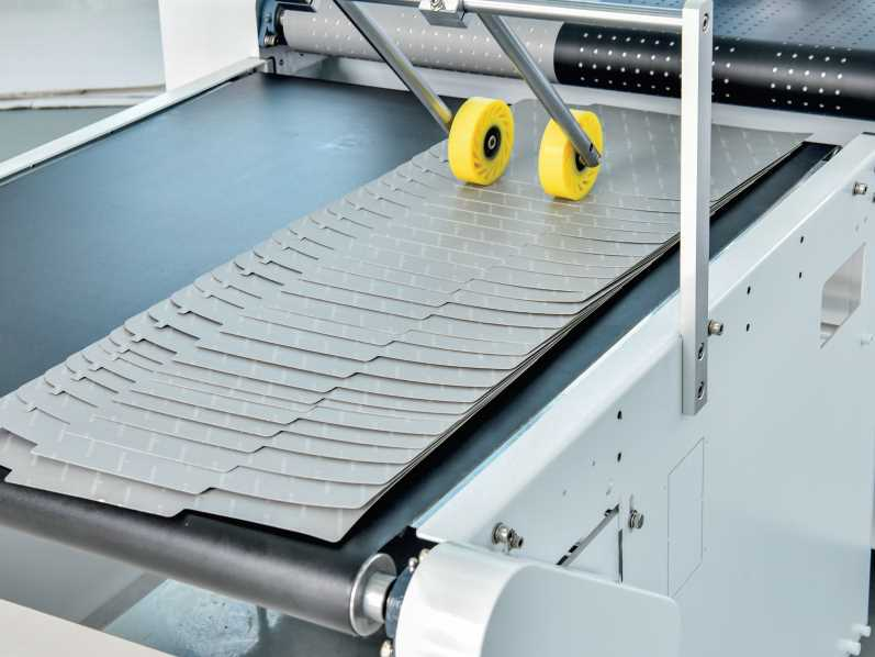 LY-900GJ Automatic Scraping Glue Sticking Release Paper Machine Self-Adhesive Double Sided Tape Courier Bag Glue Strip Release Liner Peeling Express Shipping Bags Rigid Gift Cosmetic Candy Box